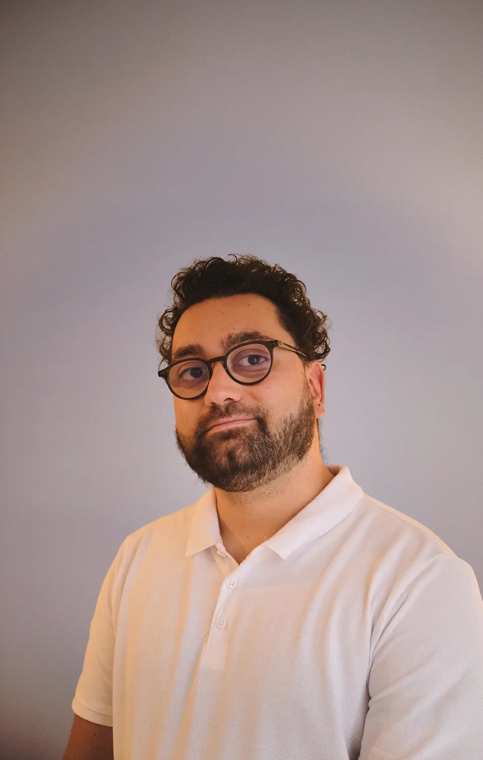 Portrait pleine taille de Jules-Valentin Bertolino, fondateur de l'agence web aliasdigital à Antibes.